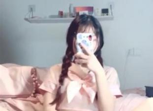 微博福利姬大尺度私拍流出，粉嫩美乳身材爆炸，完美露脸等你亲亲！