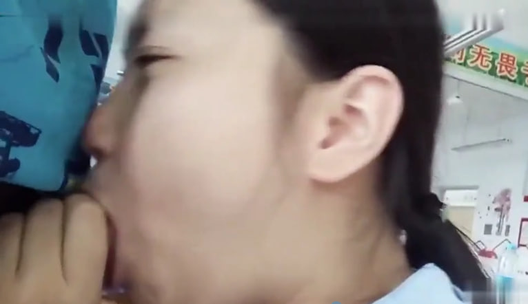 课间偷情！男友在空教室掏出巨根强迫学生妹跪地深喉吞精